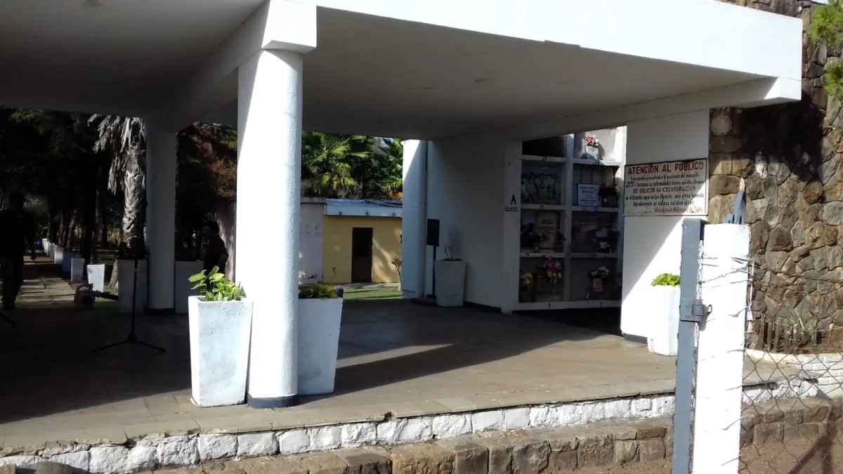 Cementerio de Barrio Artigas permanecerá cerrado hasta nuevo aviso por los daños del temporal Cementerio de Barrio Artigas permanecerá cerrado hasta nuevo aviso por los daños del temporal