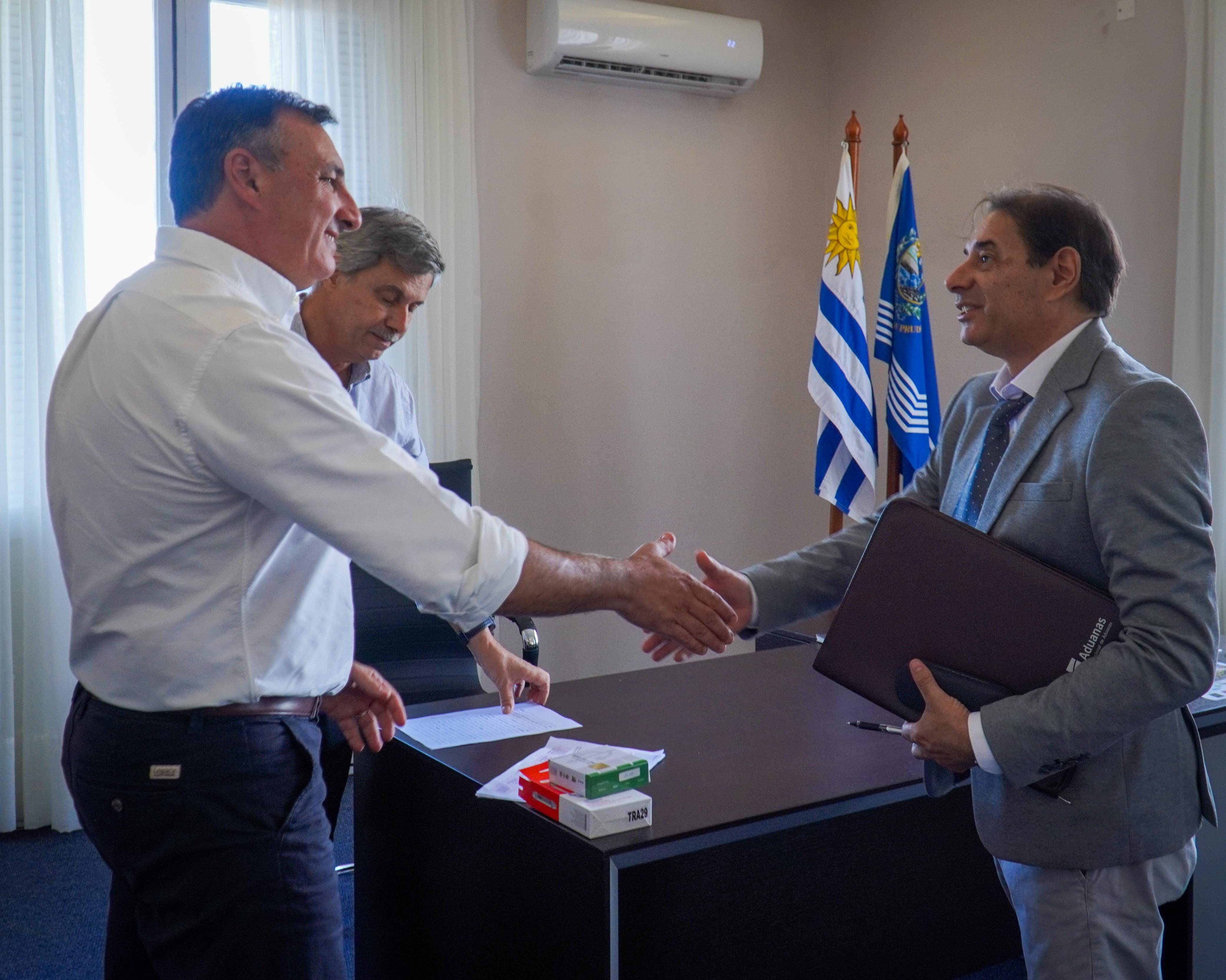 Gobierno de Salto firmó convenio con Aduanas para ordenar el depósito de vehículos incautados Gobierno de Salto firmó convenio con Aduanas para ordenar el depósito de vehículos incautados