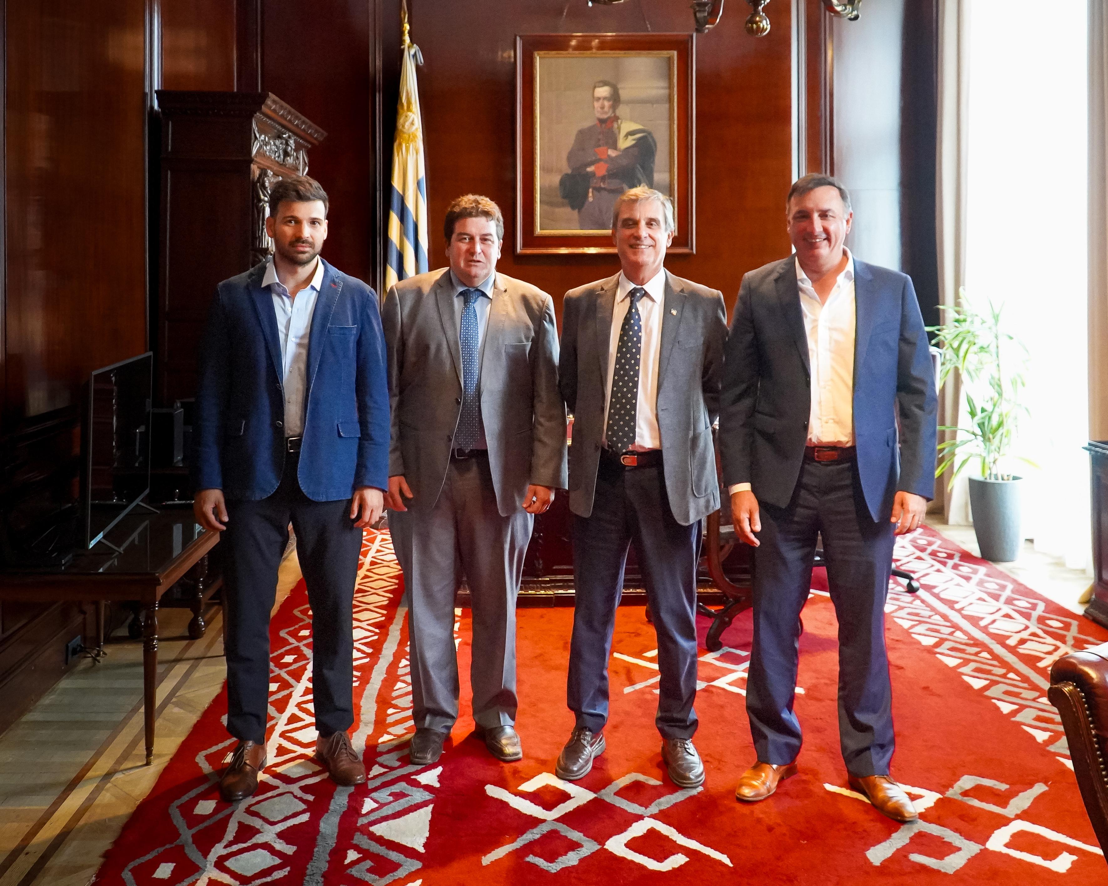 Gobierno de Salto se reunió en el BROU y avanza en financiamiento histórico con tasa récord Gobierno de Salto se reunió en el BROU y avanza en financiamiento histórico con tasa récord