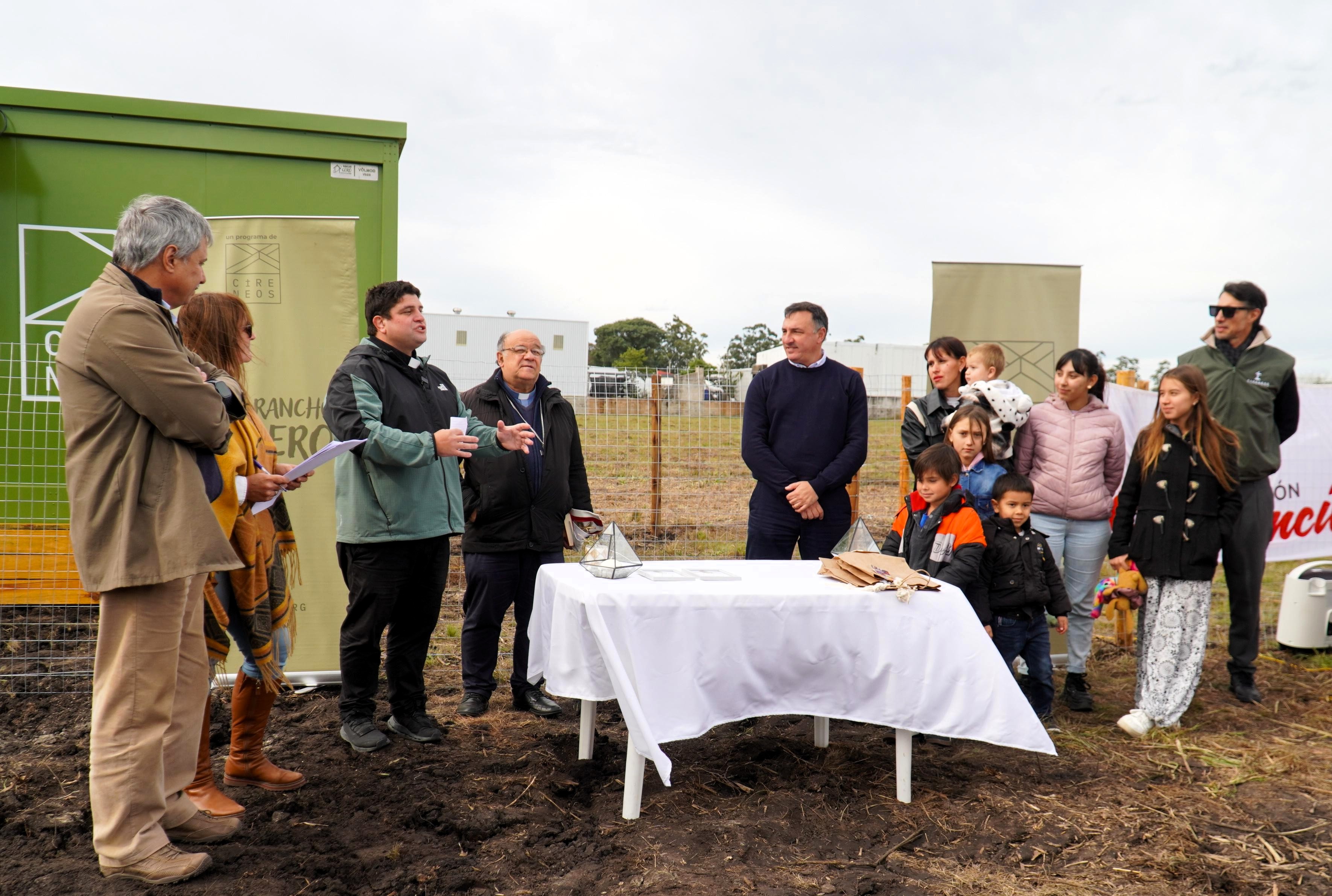 Dos familias salteñas recibieron sus nuevas viviendas gracias al trabajo conjunto entre Cireneos y la Intendencia de Salto Dos familias salteñas recibieron sus nuevas viviendas gracias al trabajo conjunto entre Cireneos y la Intendencia de Salto