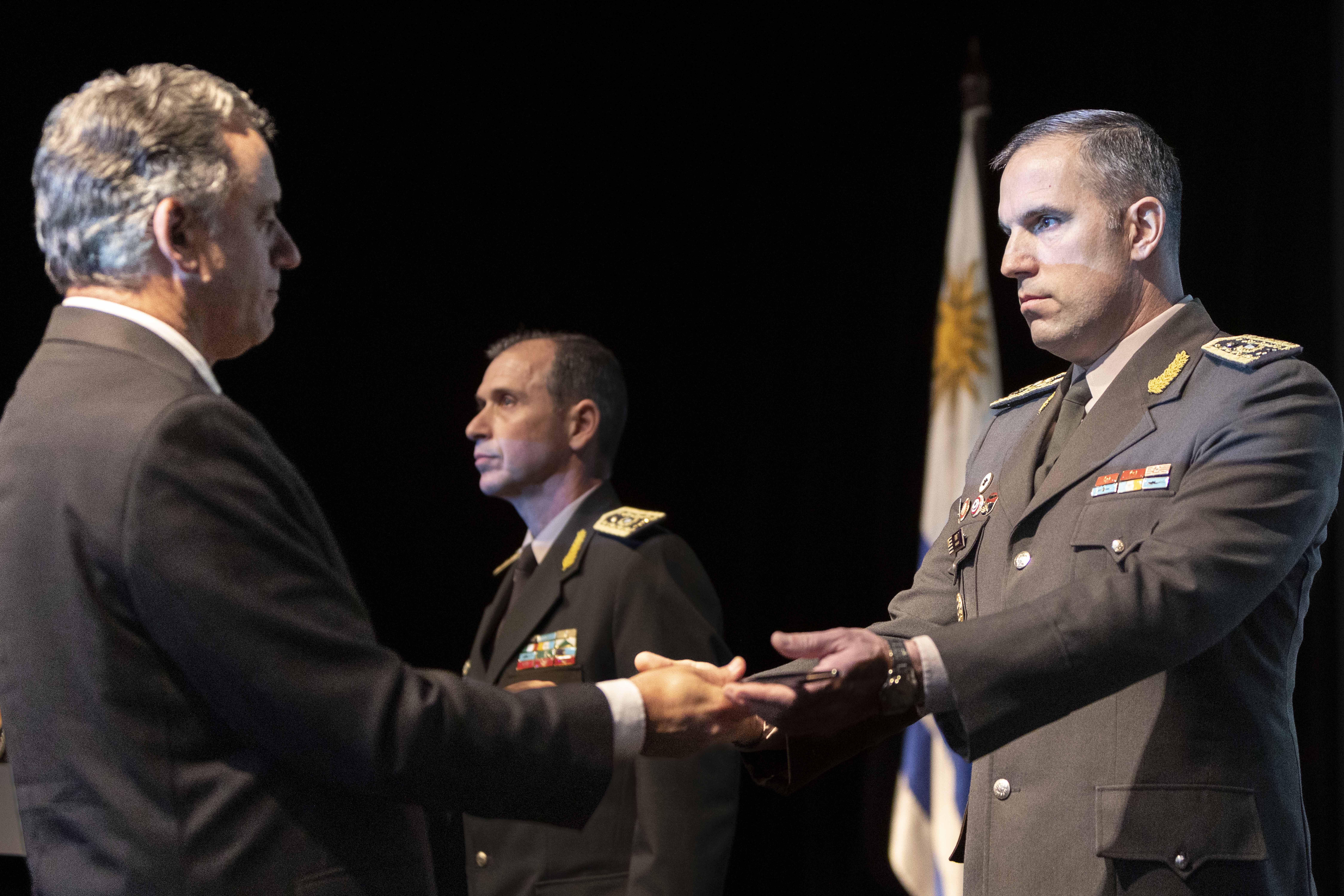 Presidente Orsi entregó bastones de mando a dos oficiales generales Presidente Orsi entregó bastones de mando a dos oficiales generales