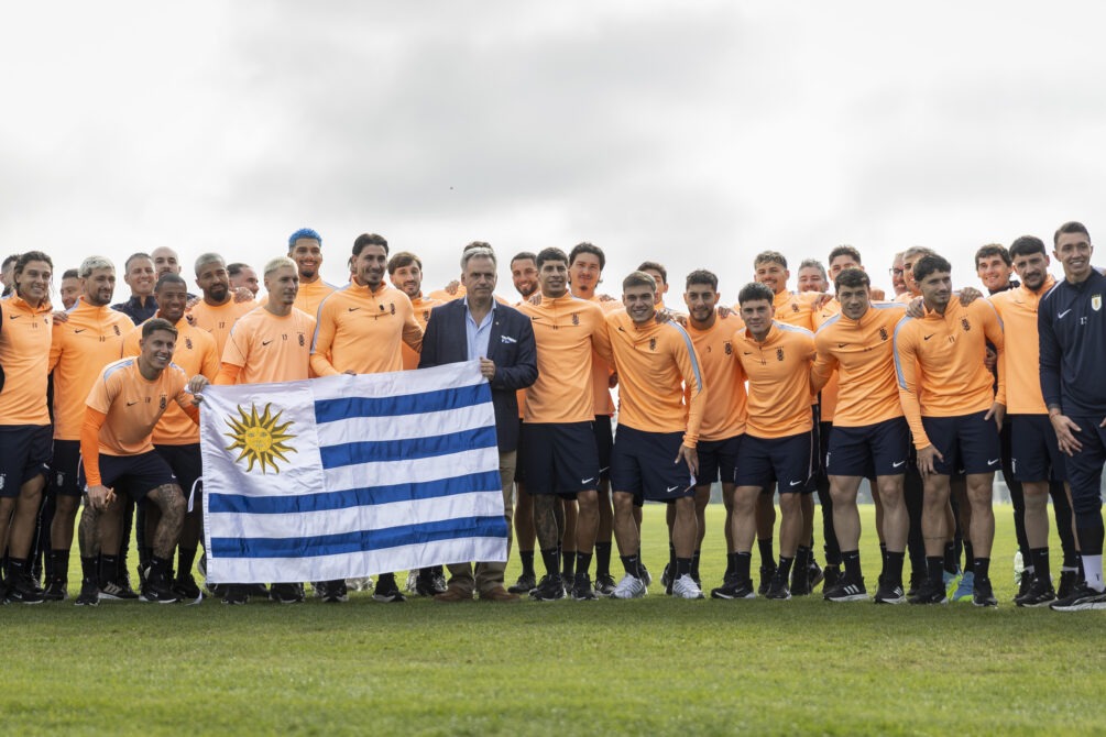 Orsi entregó el pabellón nacional a la Selección Uruguaya previo al Mundial 2026 Orsi entregó el pabellón nacional a la Selección Uruguaya previo al Mundial 2026