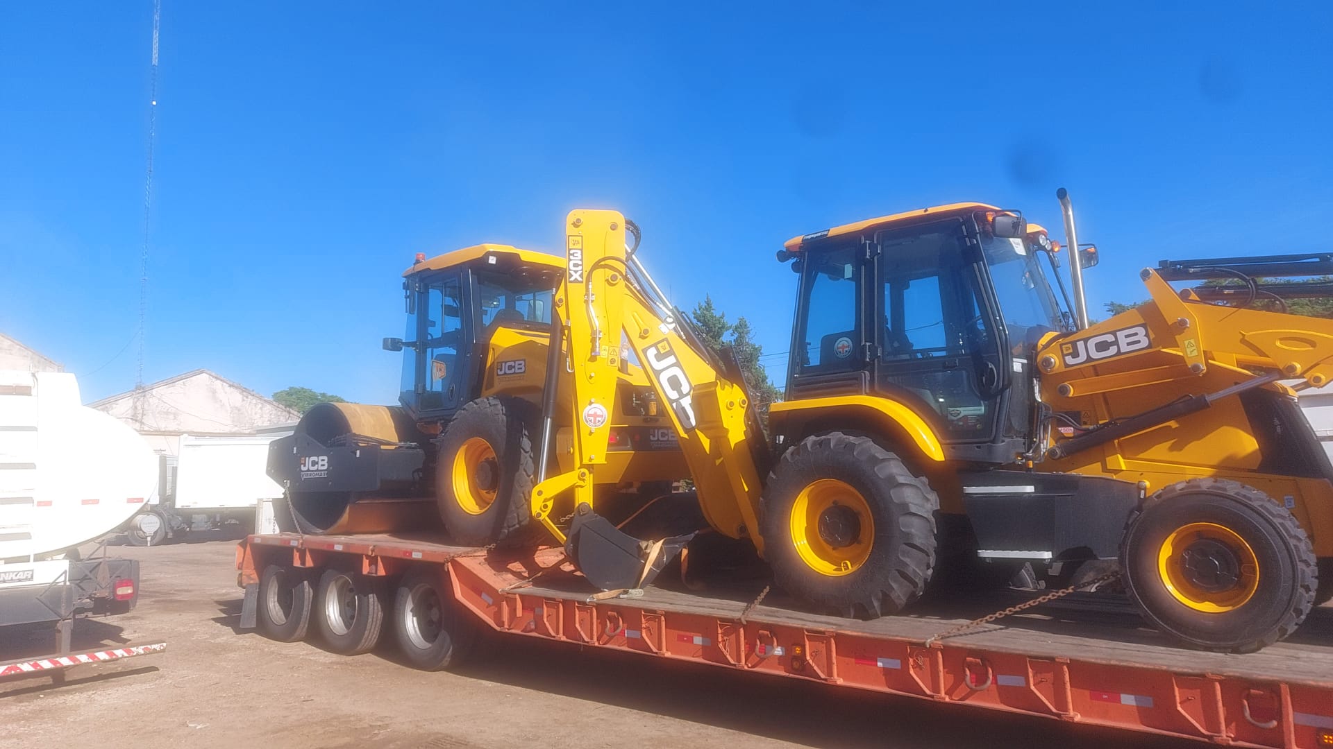 Llegaron nuevas máquinas a Salto para fortalecer la red vial departamental Llegaron nuevas máquinas a Salto para fortalecer la red vial departamental