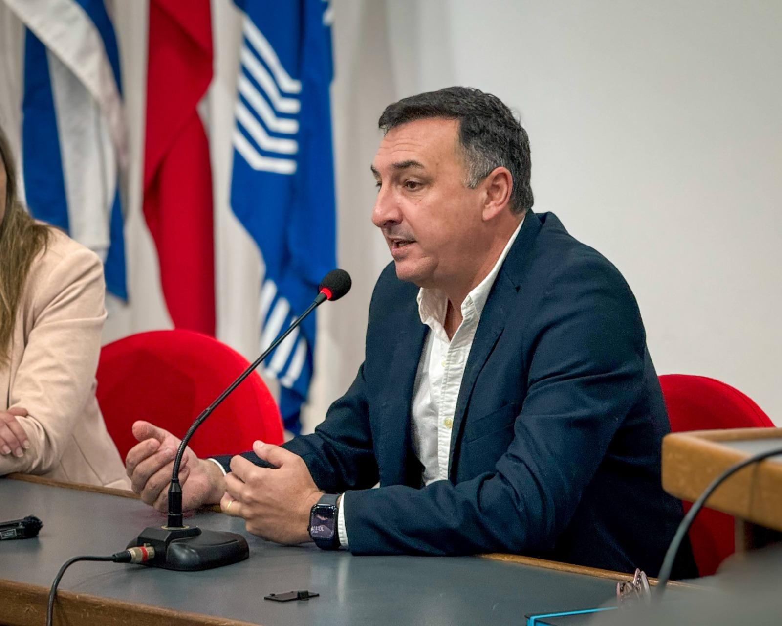 Intendente Albisu remitió a la Junta proyecto para regular el transporte por aplicaciones en Salto Intendente Albisu remitió a la Junta proyecto para regular el transporte por aplicaciones en Salto
