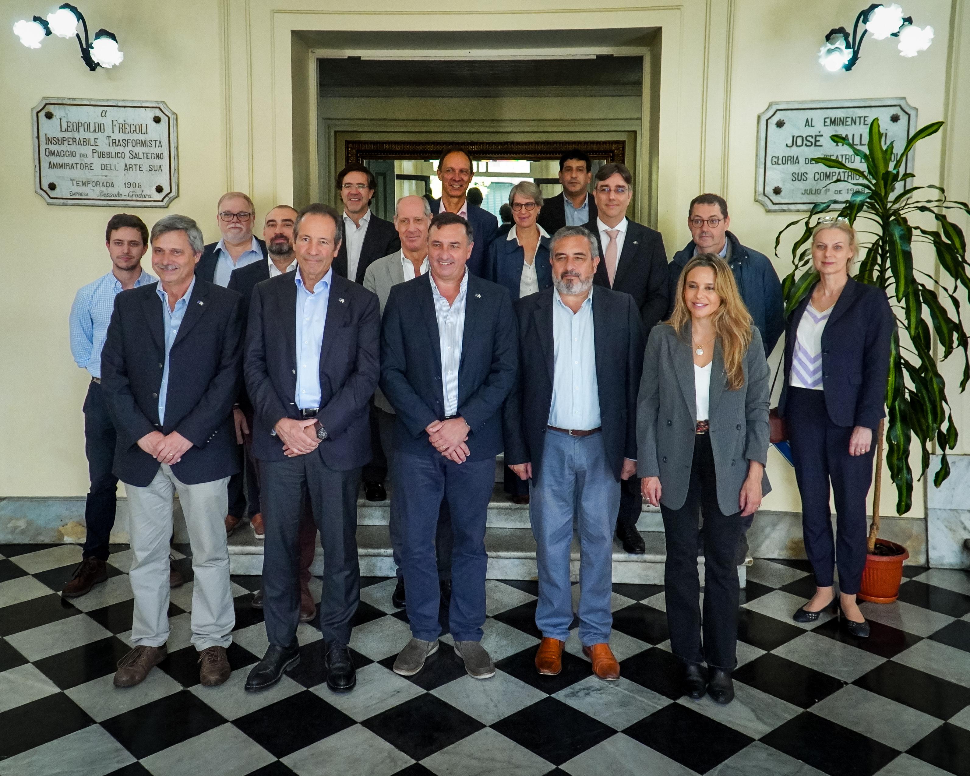 Autoridades de Salto acompañaron a delegación de la Unión Europea en visita al Teatro Larrañaga Autoridades de Salto acompañaron a delegación de la Unión Europea en visita al Teatro Larrañaga