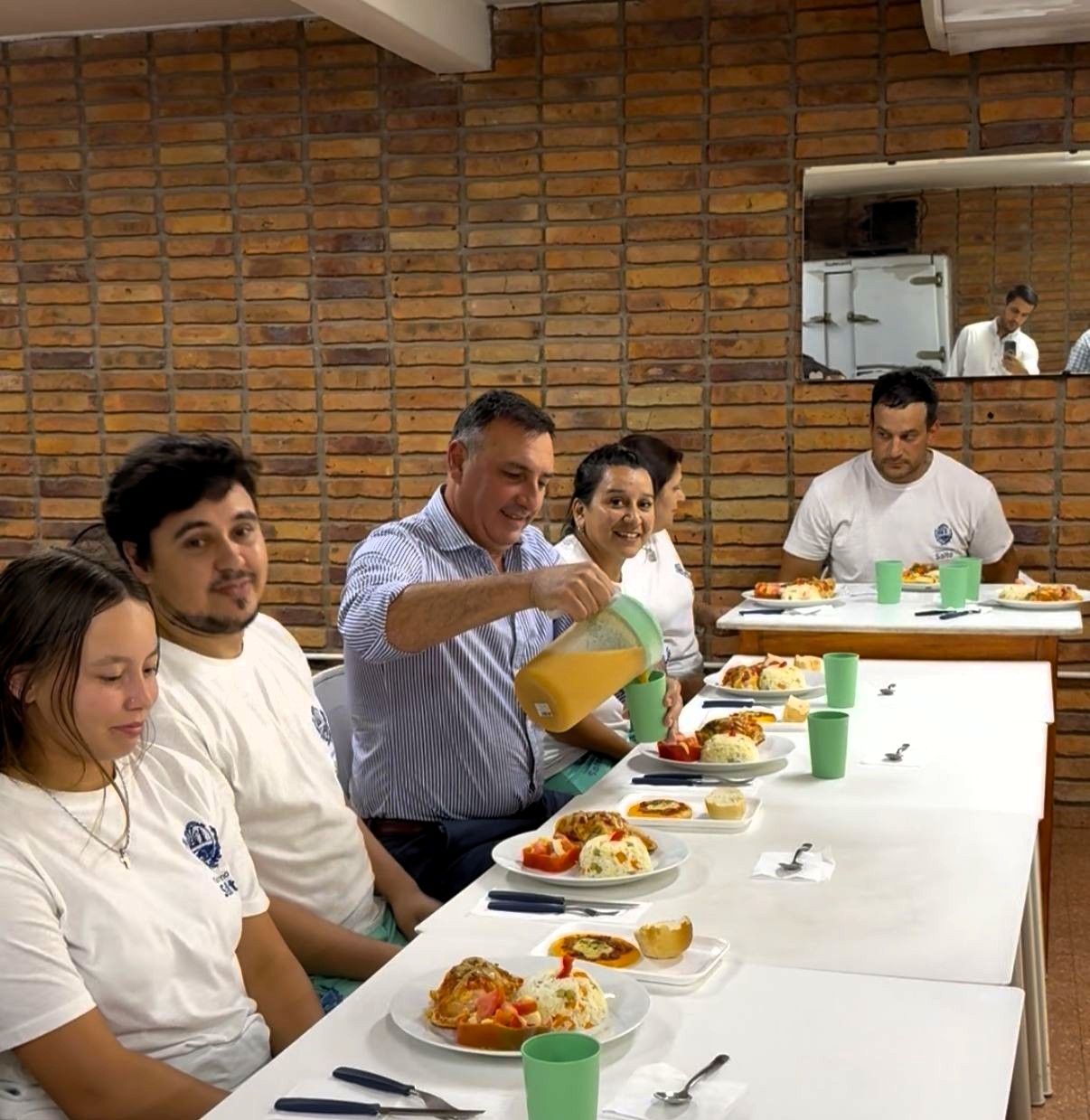El intendente Albisu compartió un almuerzo con funcionarios de los comedores municipales El intendente Albisu compartió un almuerzo con funcionarios de los comedores municipales