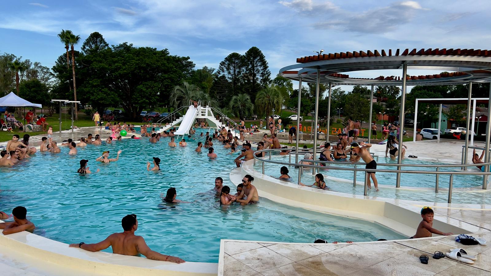 Moderna e inclusiva…Andrés Lima y jerarcas del gobierno departamental reinauguran la Piscina Nº 5 de Termas del Arapey Moderna e inclusiva…Andrés Lima y jerarcas del gobierno departamental reinauguran la Piscina Nº 5 de Termas del Arapey