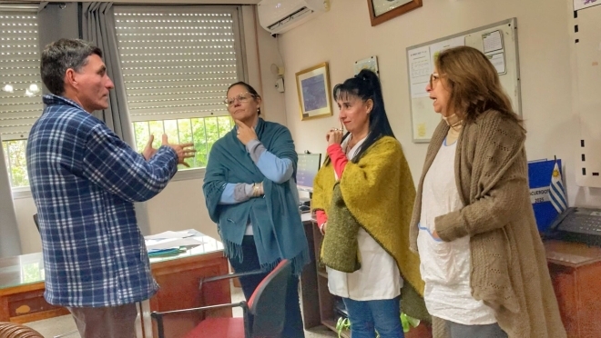Diputado Lima en la Inspección Departamental de Primaria junto al equipo de dirección.