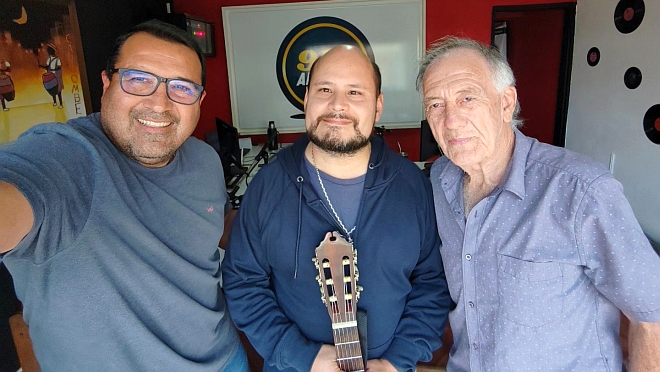 La visita a la Radio de Jover Farias JOVER, una linda charla y como siempre cantando en vivo.