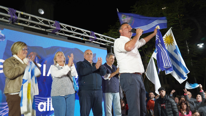 ALBISU GANÓ EN SALTO Y CELEBRÓ EL TRIUNFO CON UN MENSAJE DE UNIDAD: “VAMOS A TRABAJAR POR SALTO, SIN MUROS Y CON LA MANO TENDIDA”