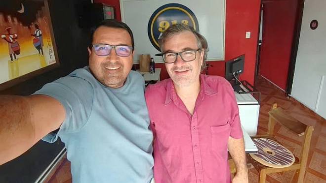 La visita a la Radio del Arquitecto Rogelio Texeira Frente Amplio charlando el día después de las Elecciones.