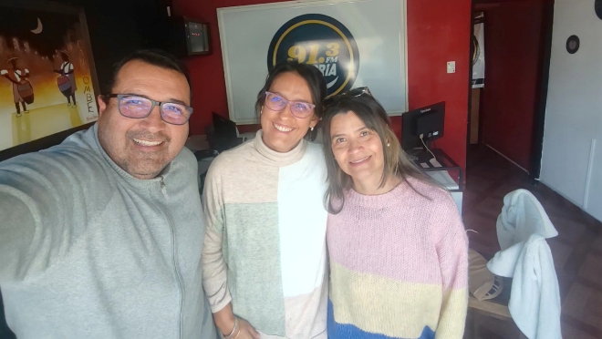 La visita a la Radio de la Psicóloga Yanina Baratta y la Prof Alejandra Conti contando e informando sobre los talleres de Adolescencia y Sexualidad que se van dictar a partir de junio