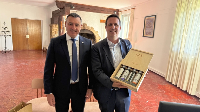 Albisu mantuvo una reunión con el embajador uruguayo en Argentina