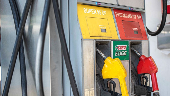 Combustibles: gobierno fijó una baja en la nafta y subas en gasoil y supergás