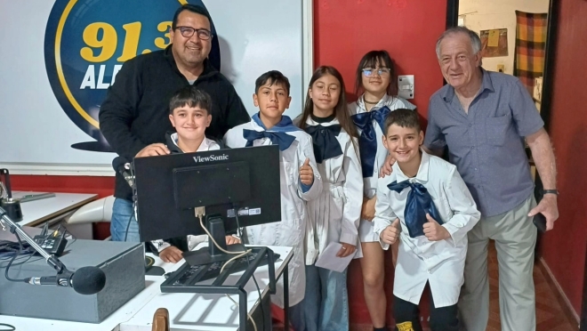 Una linda visita y muyyyy temprano a en la Radio, la Escuela 78 “Horacio Quiroga” contando sobre el Proyecto Túnicas en Red