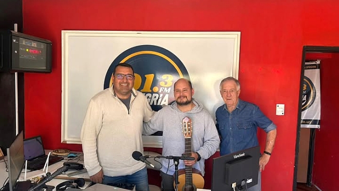 La visita a la Radio de JOVER contando como viene todo para el próximo viernes en Teatro Larrañaga y cantando algún tema como siempre