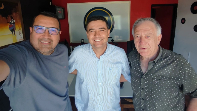 La visita a la Radio de Hoover Rosa Coordinador de Comisiones Vecinales Intendencia de Salto contando como y en que se viene trabajando