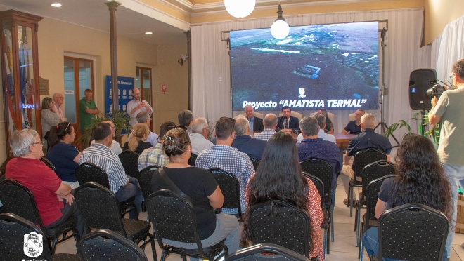 La construcción de las termas de Artigas pasó a su fase inicial con la firma del contrato de perforación, realizado esta tarde en el hall de la Intendencia Departamental.